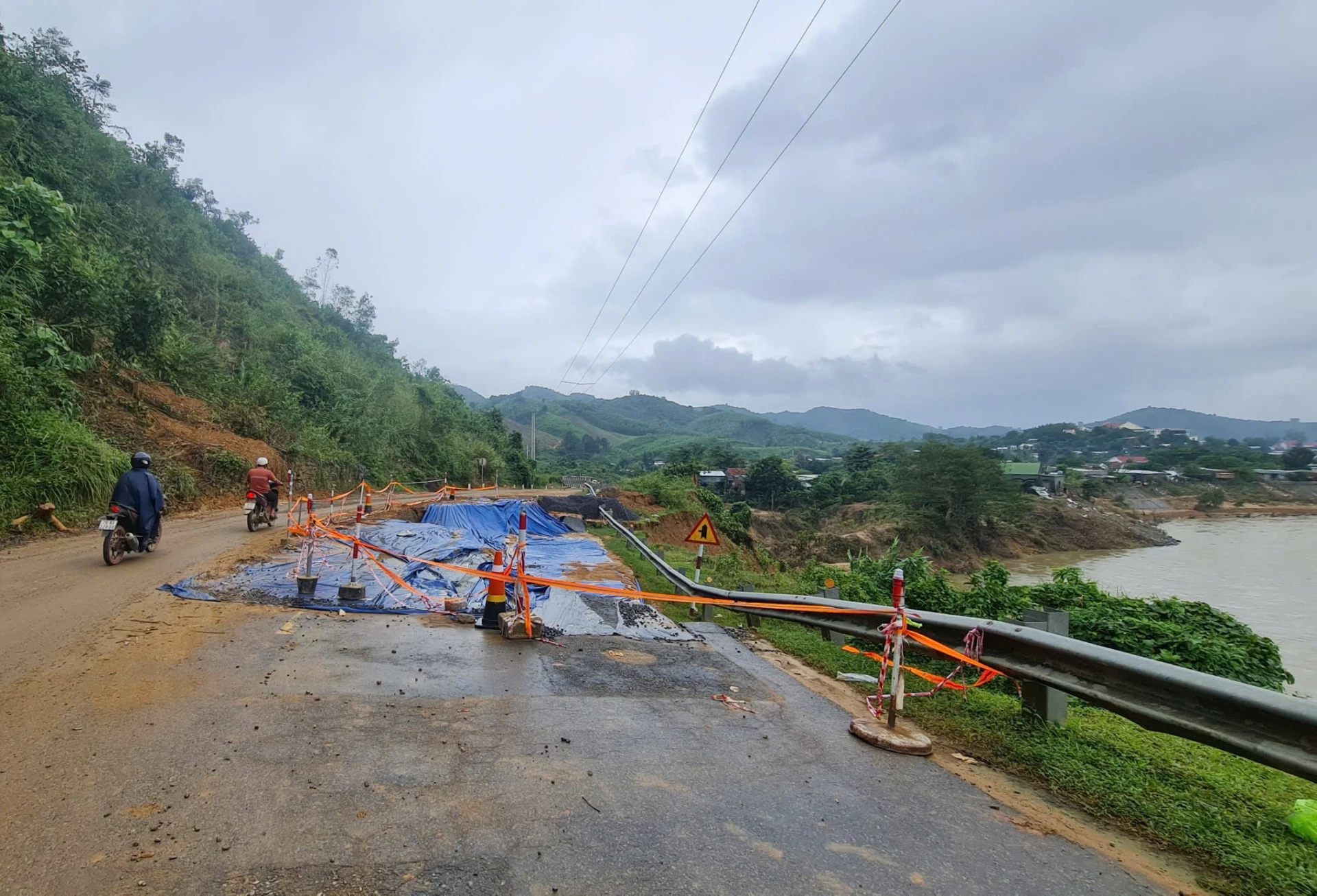 A comuna de Tay Khanh Vinh instalou uma corda de advertência em um ponto de subsidência na rodovia nacional 27C.