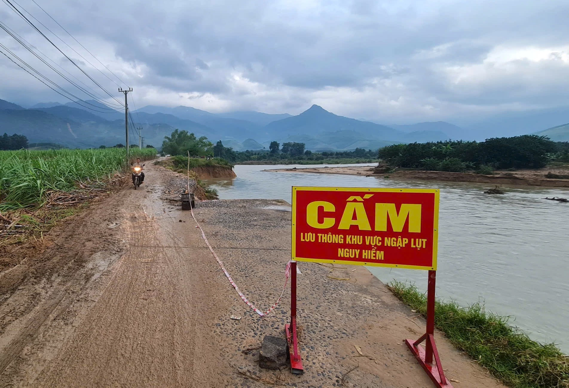 O Comitê Popular da Comuna de Tay Khanh Vinh colocou uma placa de aviso de perigo na estrada intervilas que desabou no rio.