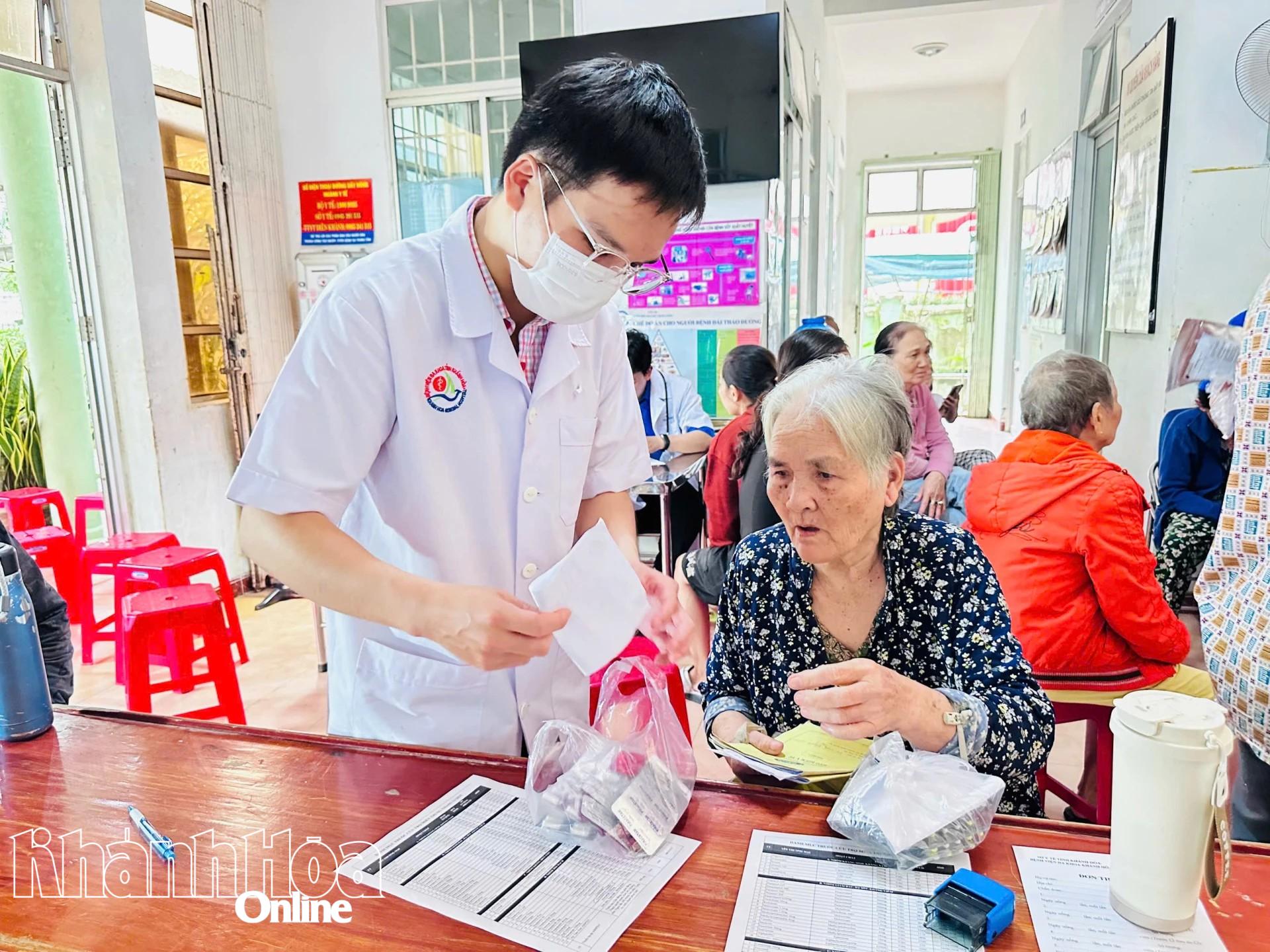 แพทย์และพยาบาลรุ่นเยาว์ของโรงพยาบาล Khanh Hoa General แจกยาฟรีให้กับประชาชนในตำบล Dien Khanh