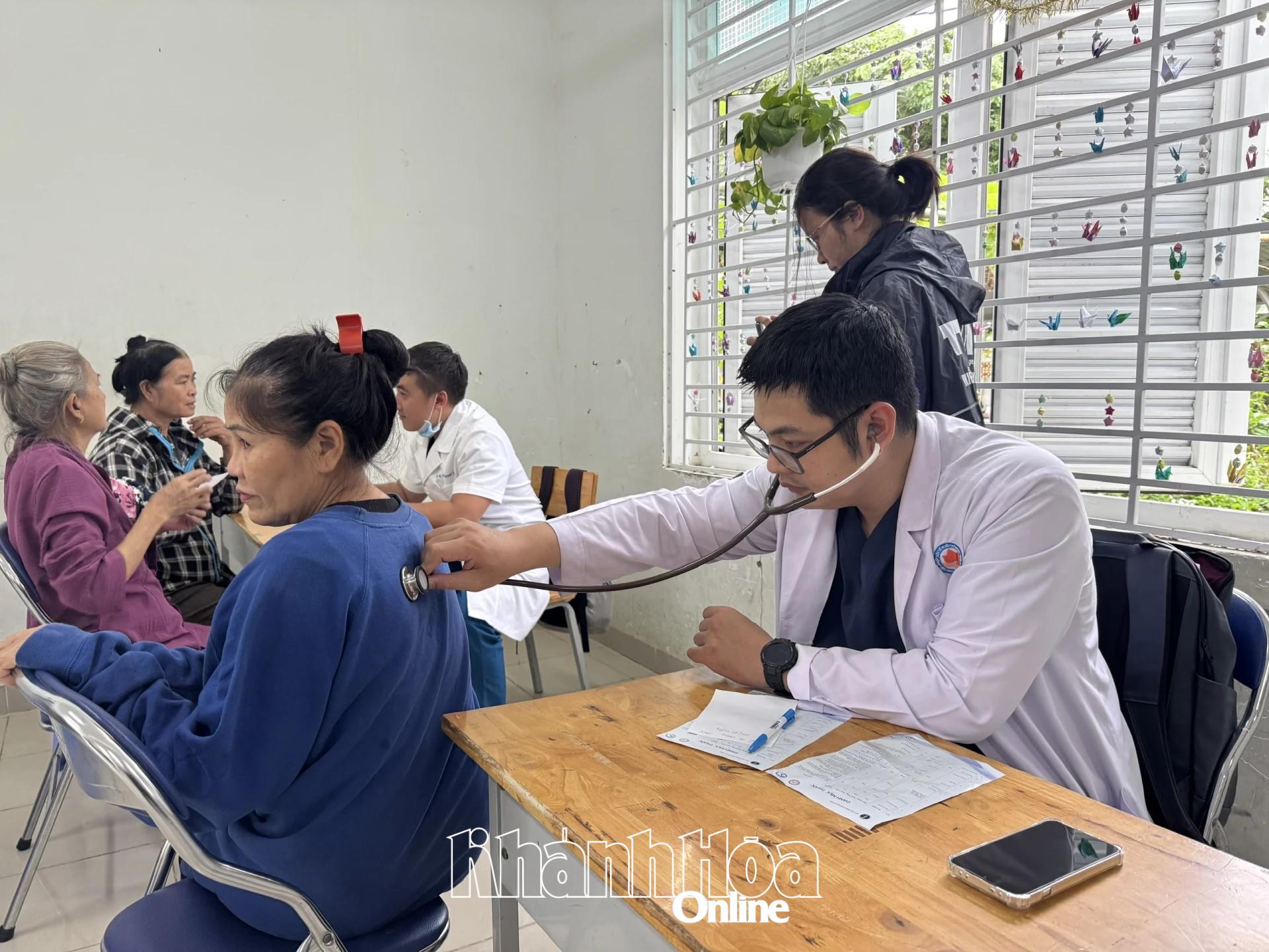 แพทย์จากสมาคมแพทย์เยาวชนนครโฮจิมินห์ตรวจคนไข้ของวอร์ดนามญาจางที่จุดตรวจของโรงเรียนมัธยม Cao Ba Quat