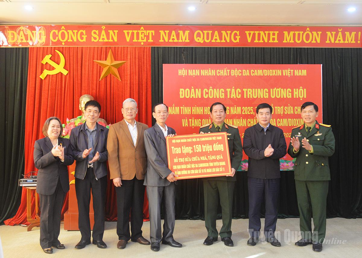 Lieutenant General Nguyen Huu Chinh, member of the Presidium of the Vietnam Fatherland Front Committee, Chairman of the Vietnam Association of Victims of Agent Orange/Dioxin, presented funds to support house repairs and gifts to victims of Agent Orange/Dioxin in the province.