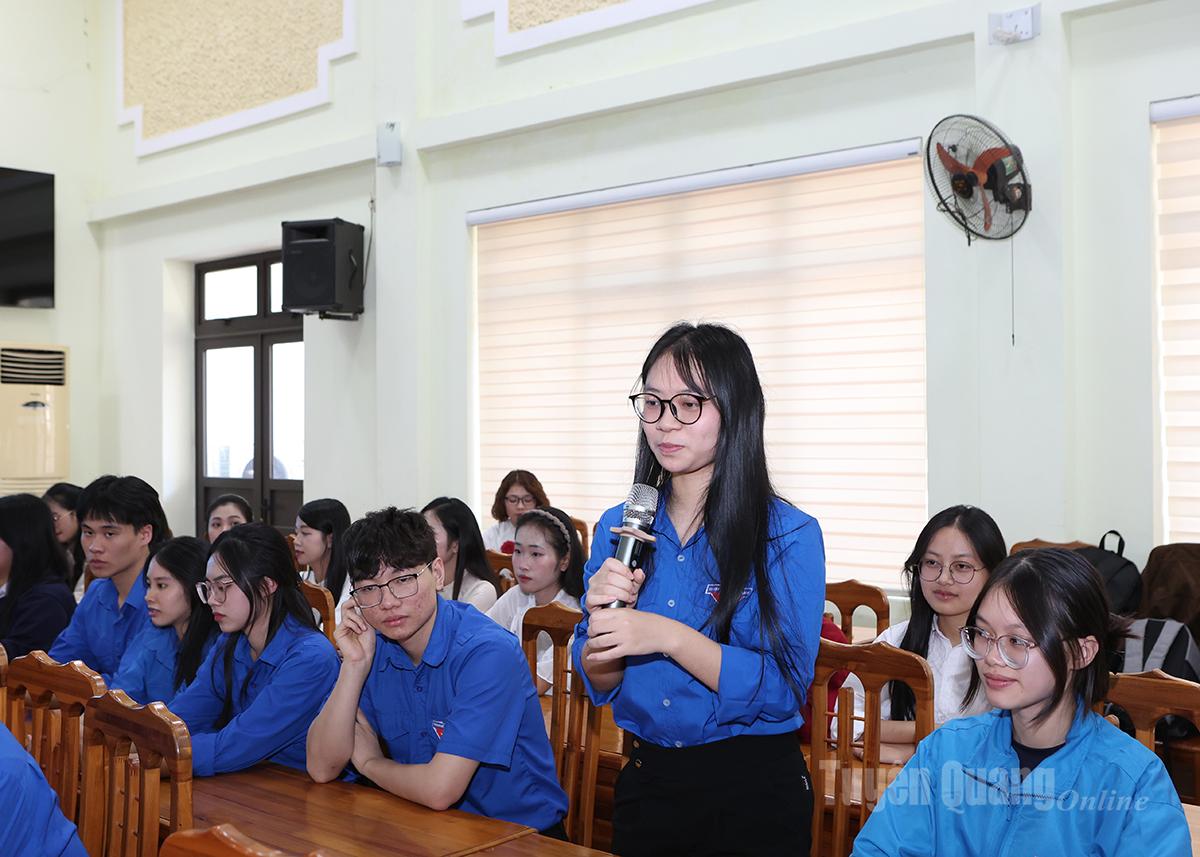 청년 연합 회원들은 녹색 변화에 대한 경험을 교환하고 공유합니다.