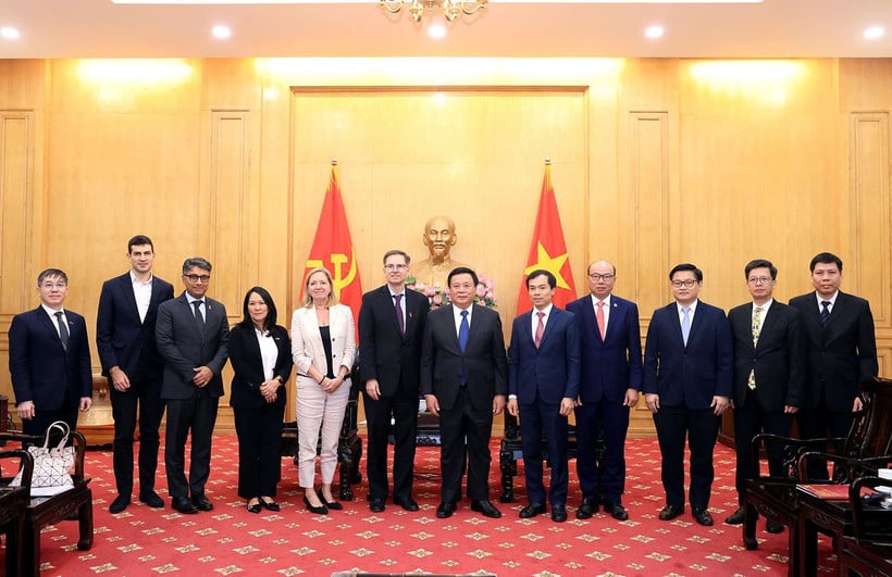 Οι σύνεδροι έβγαλαν αναμνηστικές φωτογραφίες κατά τη διάρκεια της δεξίωσης και της συνεδρίας εργασίας.