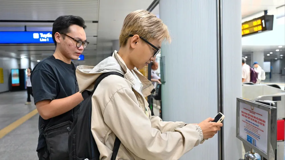 U-Bahn-Fahrgäste unterstützen Flutopfer über QR-Code-Hilfsstationen. Foto: MANH THANG