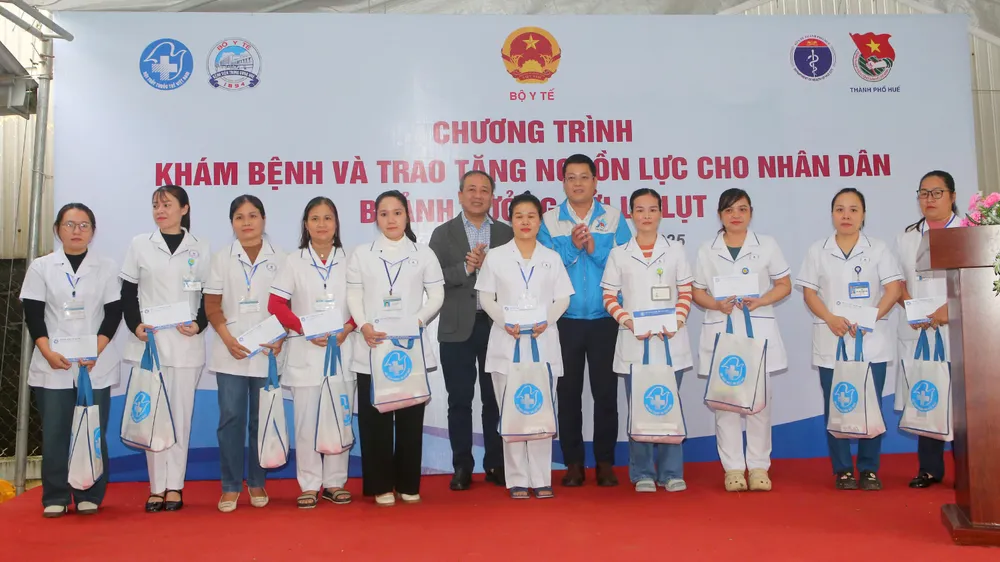 מתן מתנות לצוות רפואי מקומי