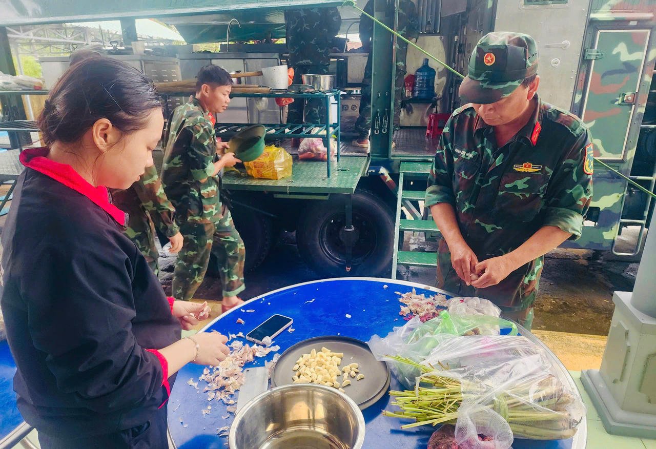ארגוני המוניים וצוות המטבח מאחדים ידיים כדי לעזור לאנשים להרגיש חמים בזמנים קשים.