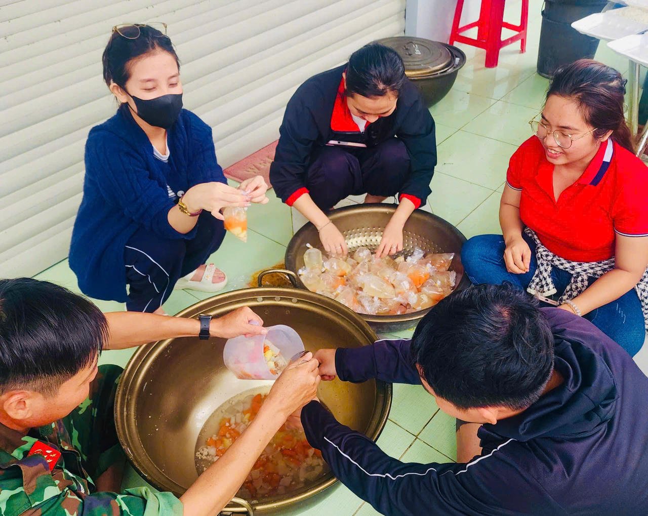 התיאום החלק בין חיילים לארגונים הפך את משאית המטבח לתמיכה חמה עבור אנשים באזורים מוצפים.