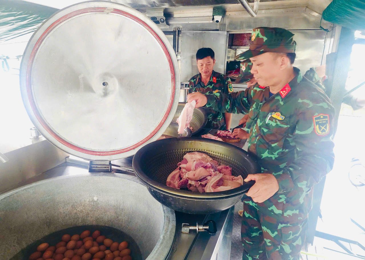 במהלך השיטפון, כוח הלוגיסטיקה הצבאי לא רק שירת את הצבא אלא גם דאג לאנשים.