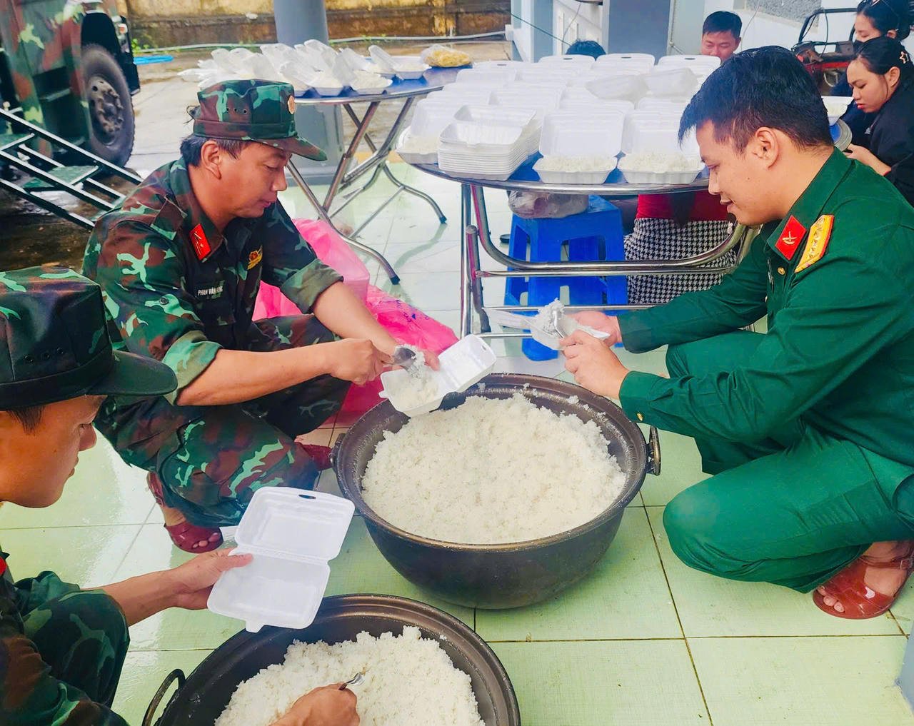 ארוחה מלאה של בשר, דגים, ביצים, ירקות ומרק ארוזה בקופסת קלקר ששומרת היטב על חום כך שהיא עדיין מהבילה כשהיא מגיעה ללקוח.