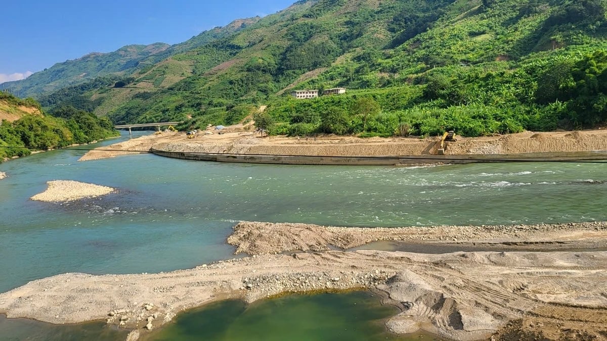 Máy móc được huy động khơi thông dòng chảy, hạn chế bồi lấp sau mưa lũ ở Điện Biên. Ảnh: Hoàng Châu.