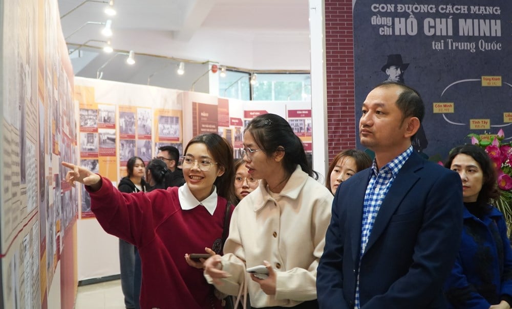 ពិព័រណ៌ពិសេស “មាគ៌ាបដិវត្តន៍-សមមិត្តហូជីមិញនៅចិន” - រូបថត ២