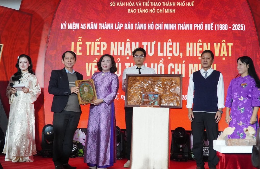 ពិព័រណ៌ពិសេស “មាគ៌ាបដិវត្តន៍-សមមិត្តហូជីមិញនៅចិន” - រូបថត ៥