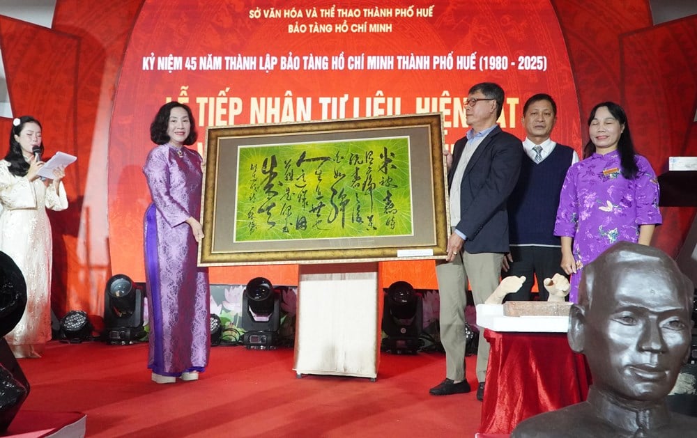 ការតាំងពិពណ៌ពិសេស “មាគ៌ាបដិវត្តន៍ - សមមិត្តហូជីមិញនៅប្រទេសចិន” - រូបថត ៦