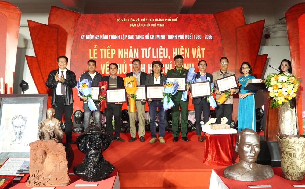 ការតាំងពិពណ៌ពិសេស “មាគ៌ាបដិវត្តន៍ - សមមិត្តហូជីមិញនៅប្រទេសចិន” - រូបថត ៧