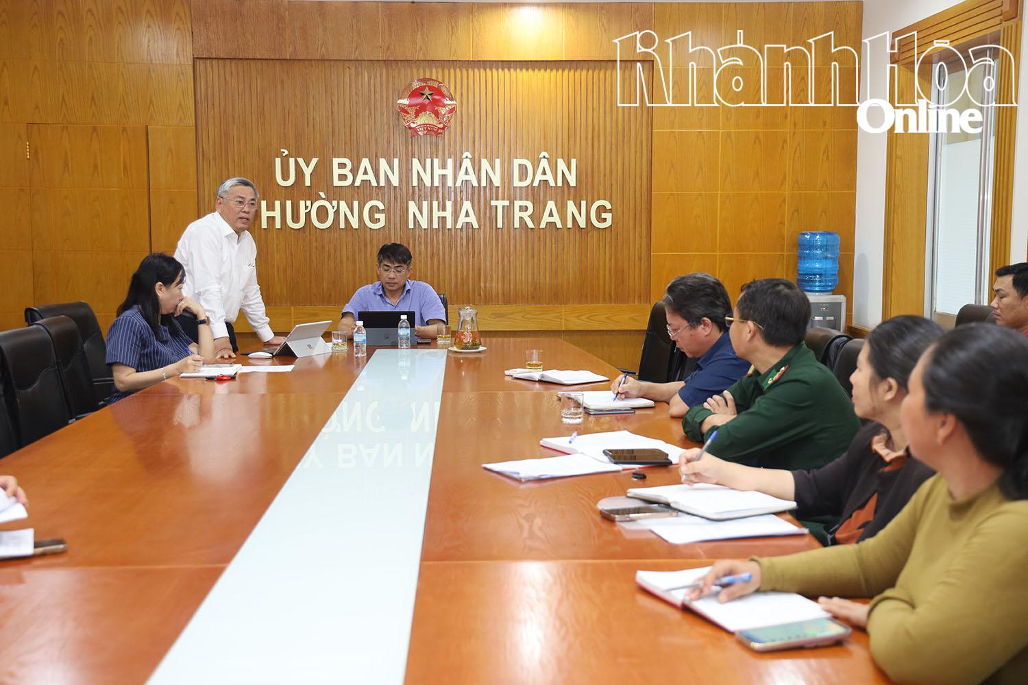 Plaats van een spoedvergadering in het Nha Trang Ward People's Committee.