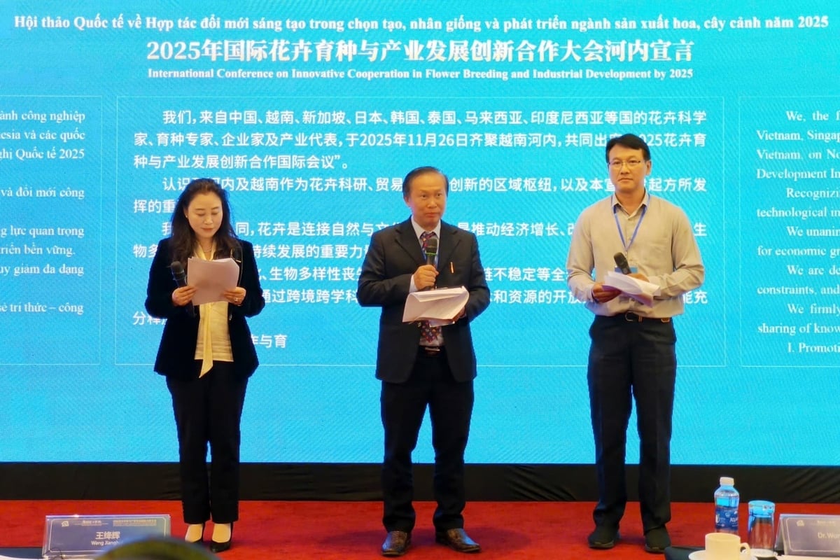 Các nhà khoa học công bố Tuyên bố Hà Nội và nhận được sự thống nhất từ Hội nghị. Ảnh: Trung Hiếu.