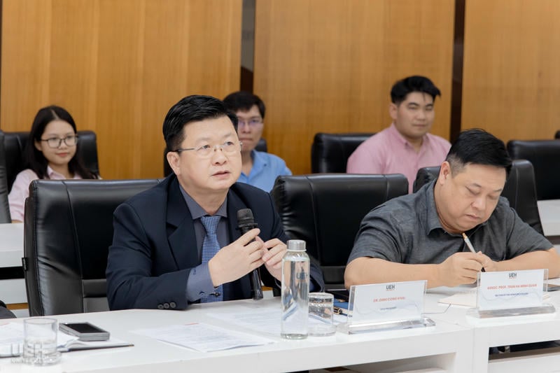 Dr. Dinh Cong Khai menyampaikan pidato sambutan kepada delegasi dari Universitas Huddersfield.