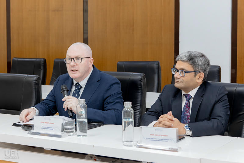 Profesor Monty Adkins berbagi tentang program kerja sama antara kedua sekolah.