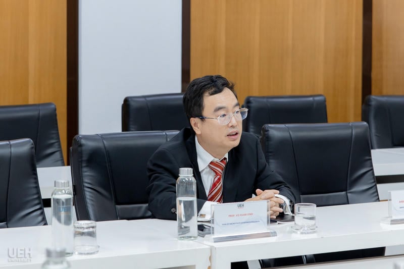 Prof. Dr. Vo Xuan Vinh berpidato pada upacara tersebut.