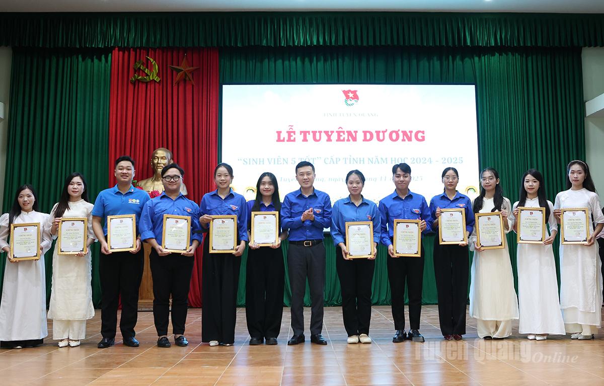 प्रांतीय युवा संघ के नेताओं को प्रमाण पत्र प्रदान किए गए