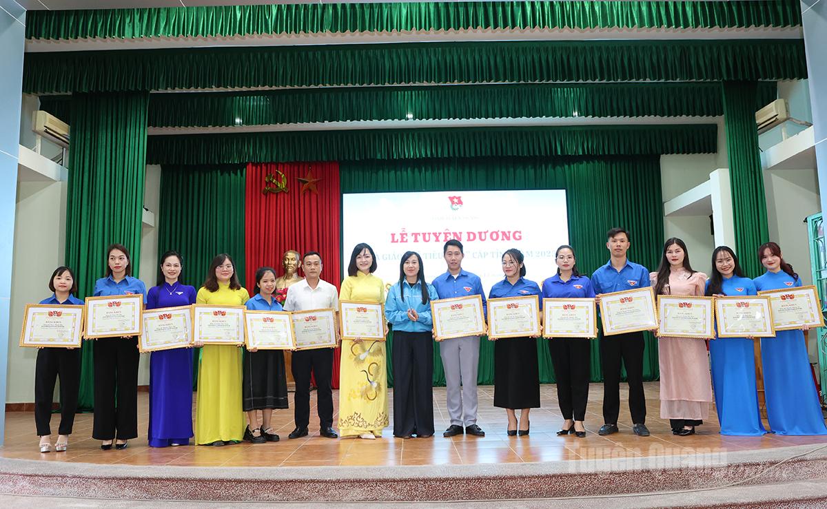 प्रांतीय युवा संघ के नेताओं ने 2025 में प्रांतीय स्तर पर उत्कृष्ट युवा शिक्षकों को योग्यता प्रमाण पत्र प्रदान किए।