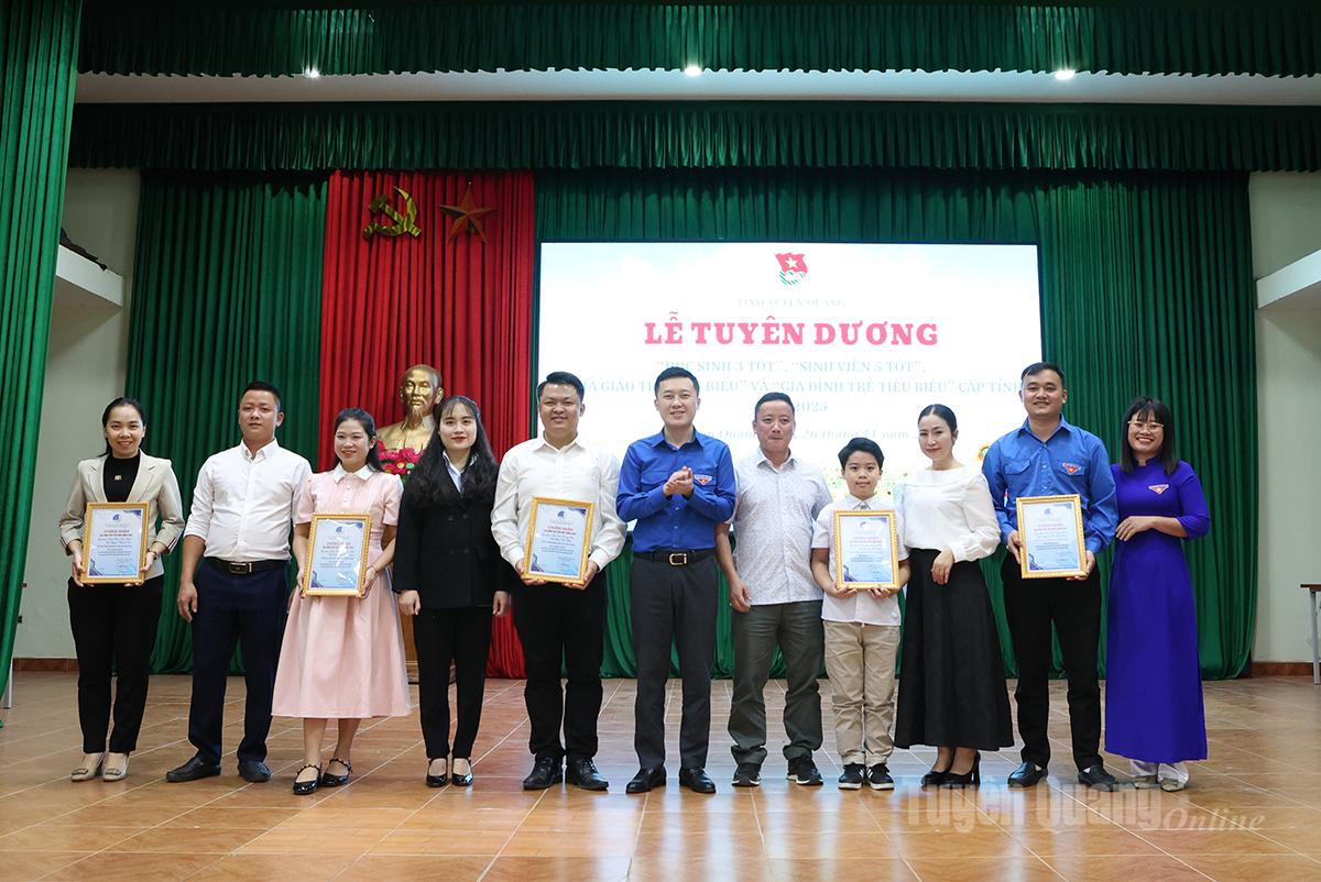 प्रांतीय युवा संघ स्थायी समिति ने 5 अनुकरणीय युवा परिवारों की सराहना की।