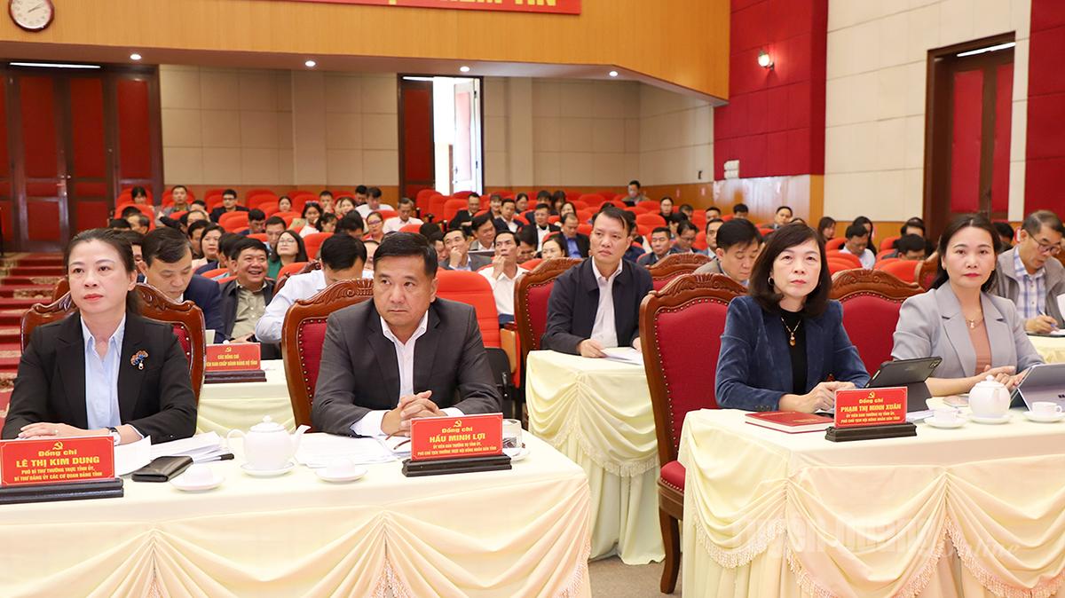 Vaste adjunct-secretaris van het Provinciaal Partijcomité Le Thi Kim Dung, leden van het vaste comité van het Provinciaal Partijcomité en afgevaardigden die de conferentie bijwoonden.