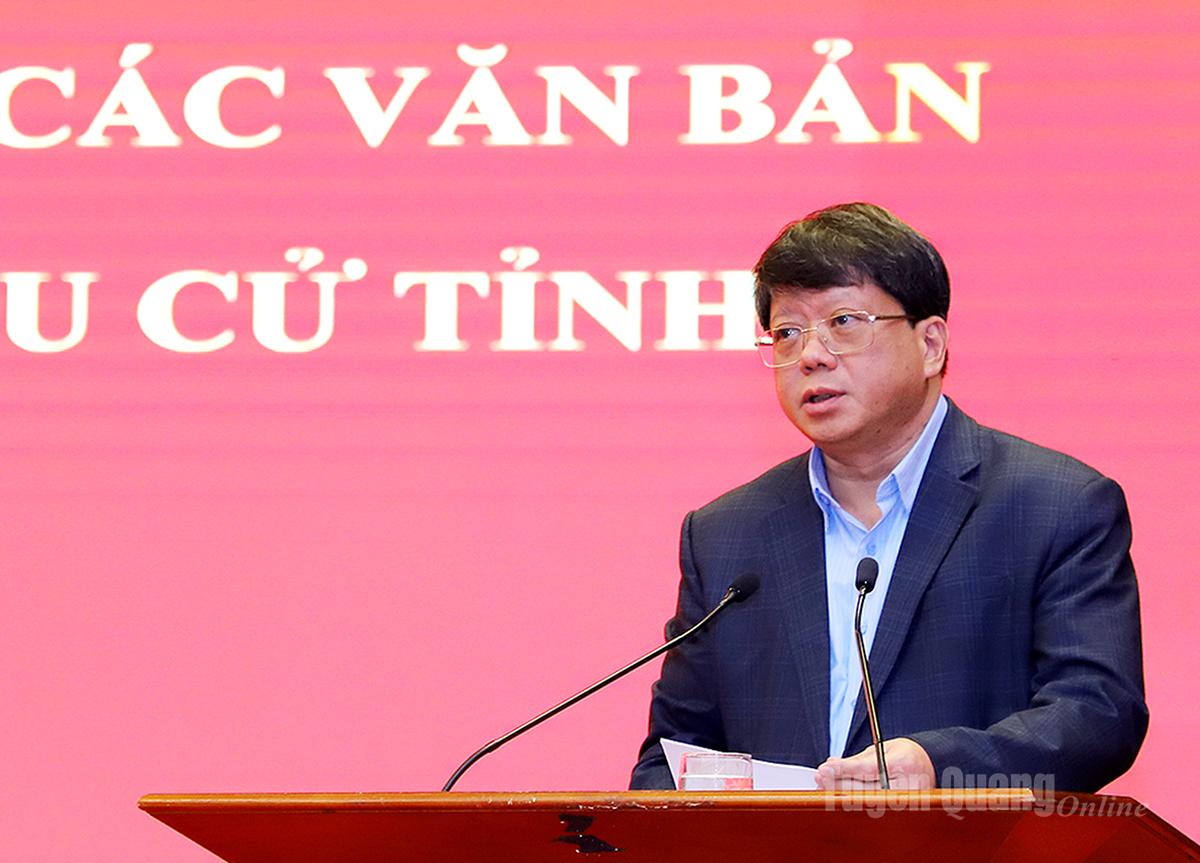 Ha Trung Kien, vaste vicevoorzitter van het Provinciaal Comité voor het Vaderland, verspreidde documenten op de conferentie.