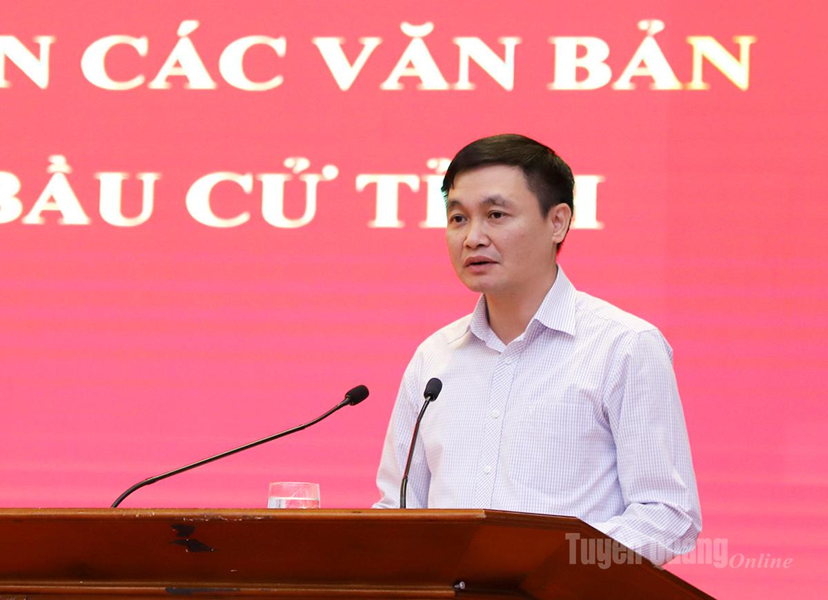 Leiders van het ministerie van Binnenlandse Zaken verspreidden documenten op de conferentie.