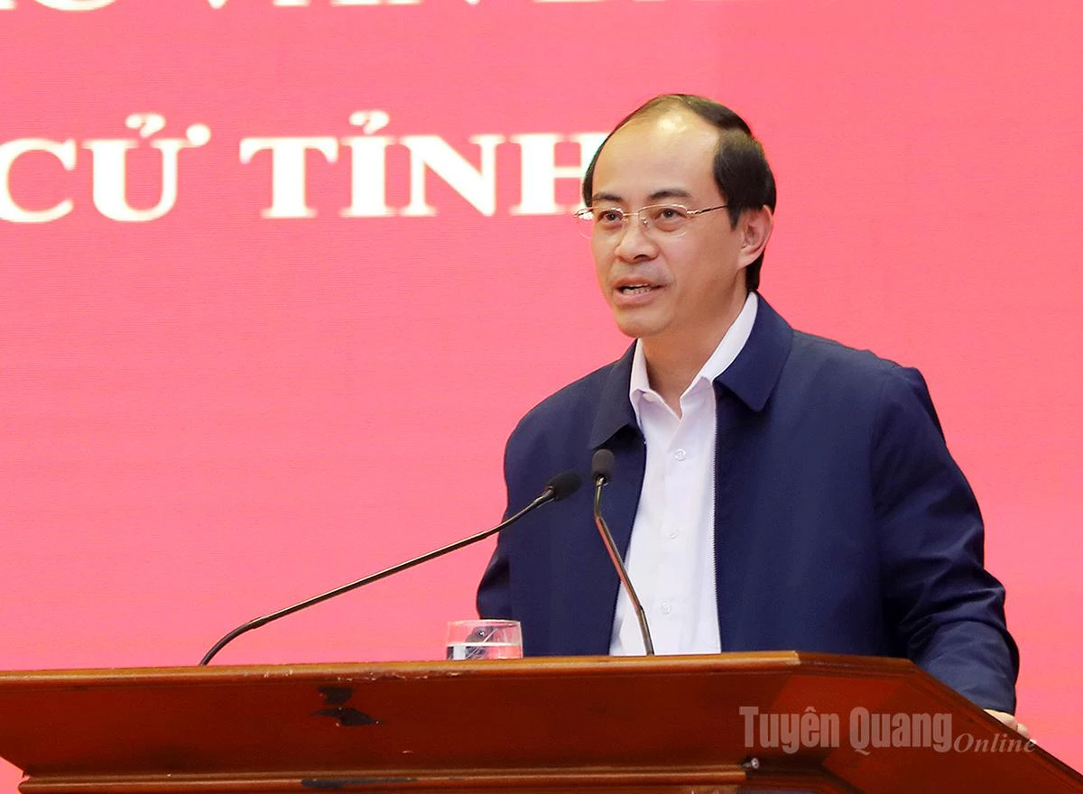 Leiders van de Commissie Interne Zaken van het Provinciaal Partijcomité verspreidden documenten op de conferentie.