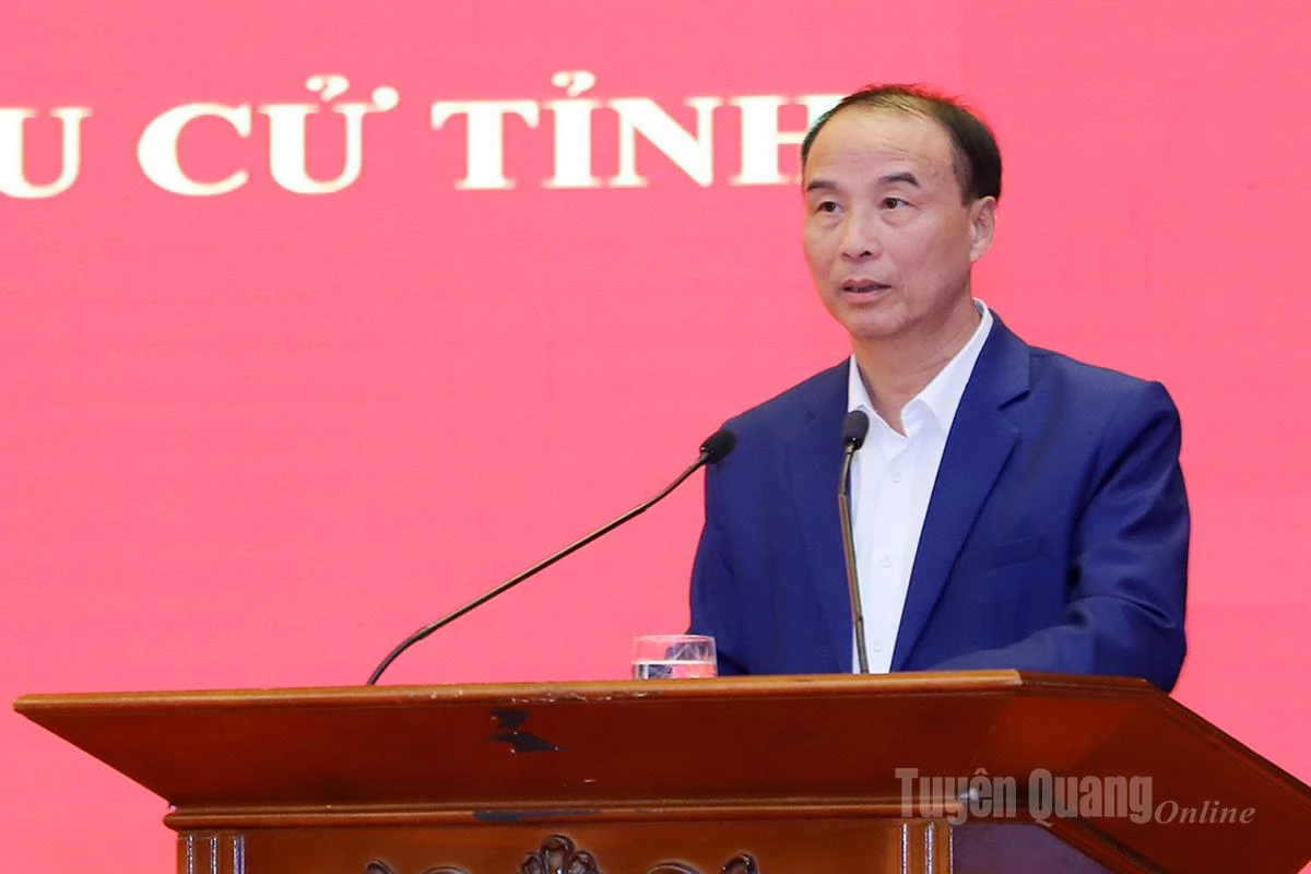 Leiders van het organiserend comité van het Provinciaal Partijcomité verspreidden documenten op de conferentie.