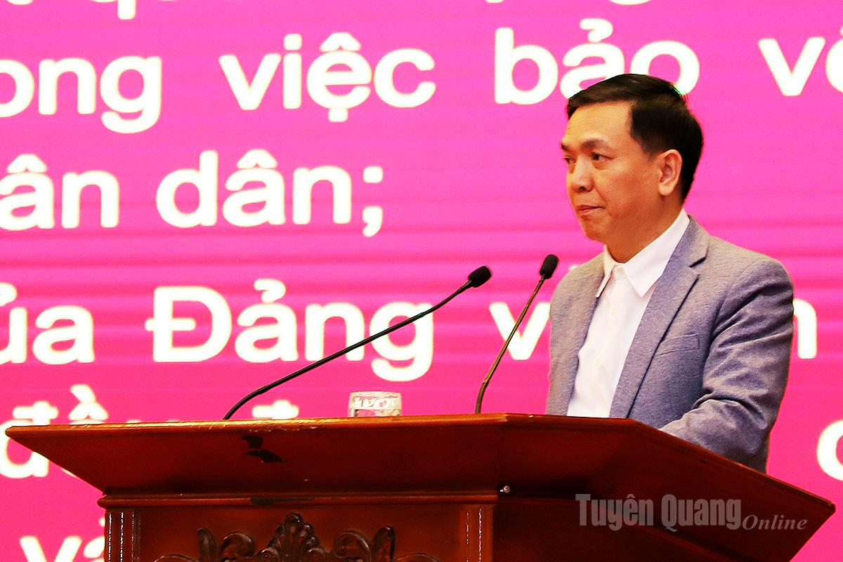 Leiders van de afdeling Volksgezondheid verspreidden documenten op de conferentie.