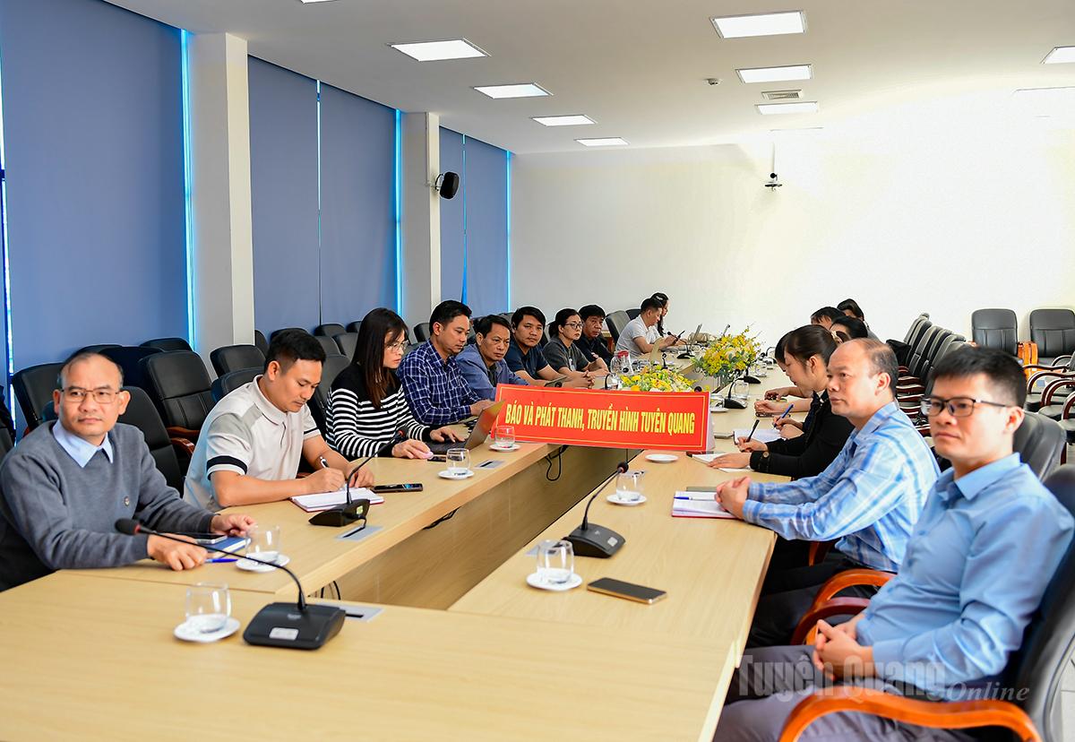 Afgevaardigden die de conferentie bijwonen bij het brugpunt van de krant Tuyen Quang, radio en televisie.