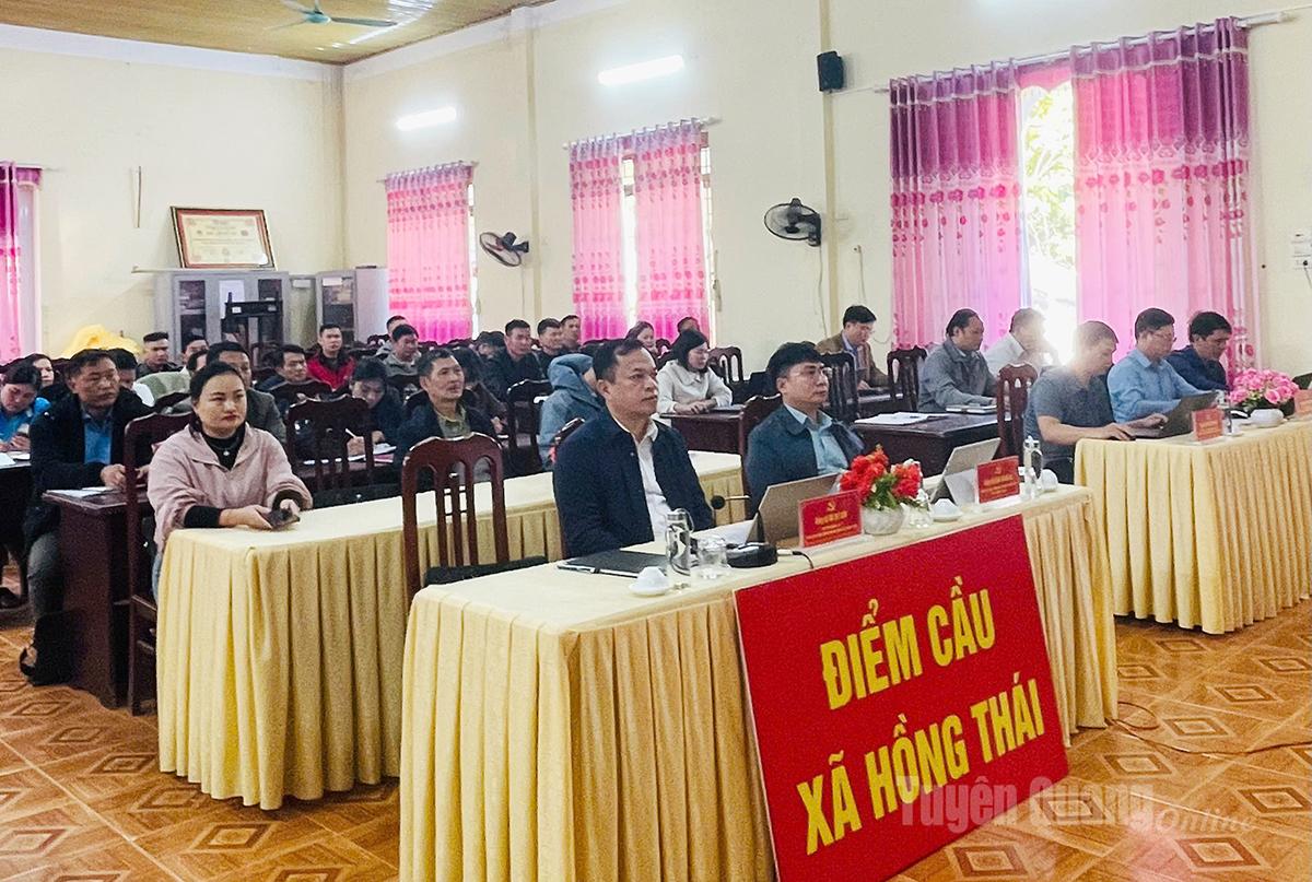 Afgevaardigden die de conferentie bijwonen op het brugpunt van de Hong Thai-commune.