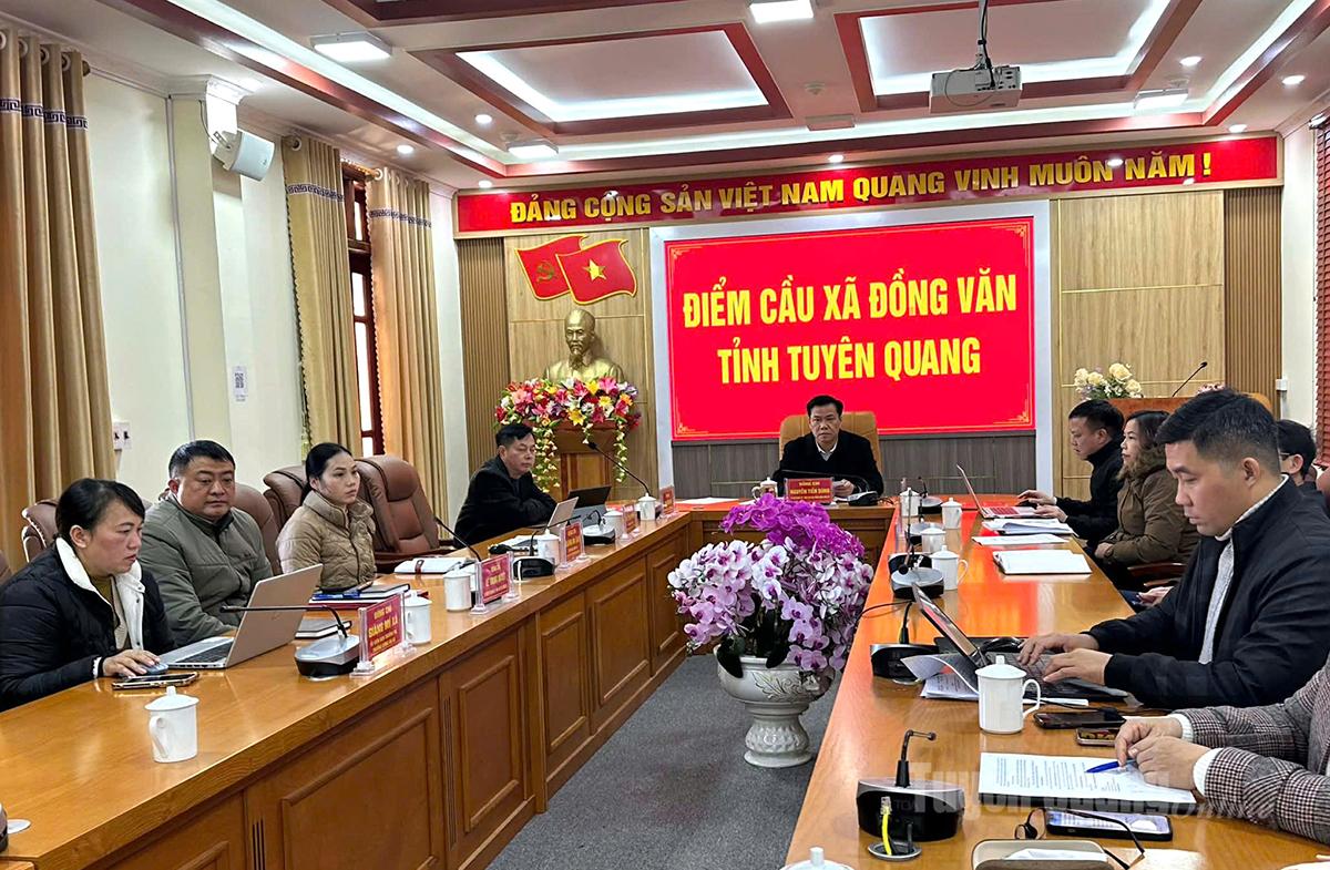 Afgevaardigden woonden de conferentie bij om documenten van het Centraal Comité van de Partij en het Provinciaal Verkiezingsstuurcomité te bestuderen, verspreiden en implementeren bij het brugpunt van de gemeente Dong Van.