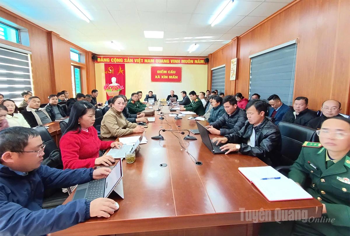 Afgevaardigden woonden de conferentie bij om documenten van het Centraal Comité van de Partij en het Provinciaal Verkiezingsstuurcomité te bestuderen, te begrijpen en te implementeren bij het brugpunt van de gemeente Xin Man.