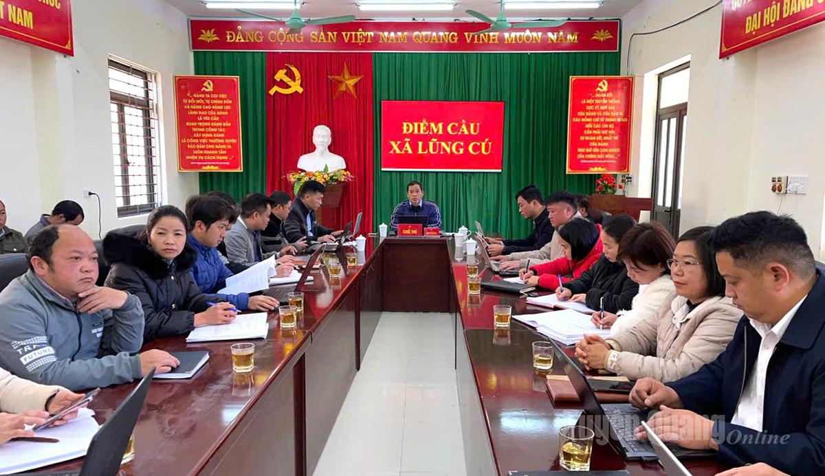 Afgevaardigden die de conferentie bijwonen bij de Lung Cu-gemeentebrug.