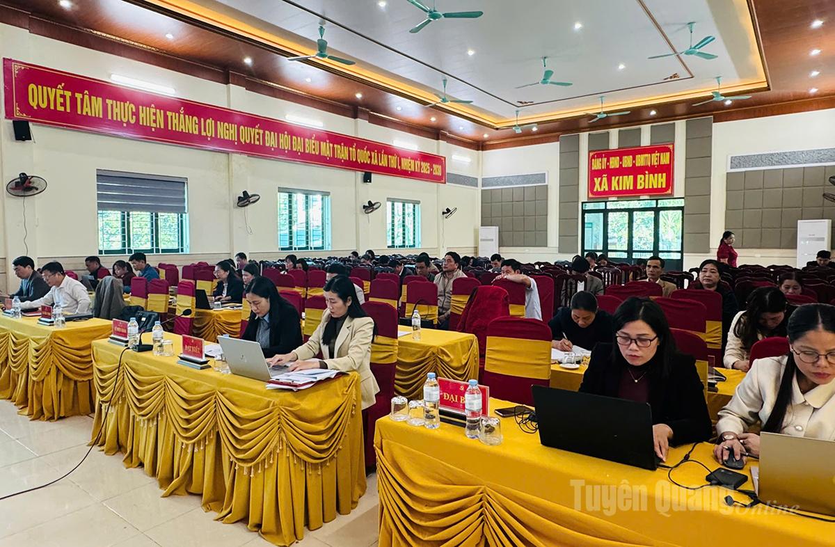 Afgevaardigden die de conferentie in de gemeente Kim Binh bijwonen.