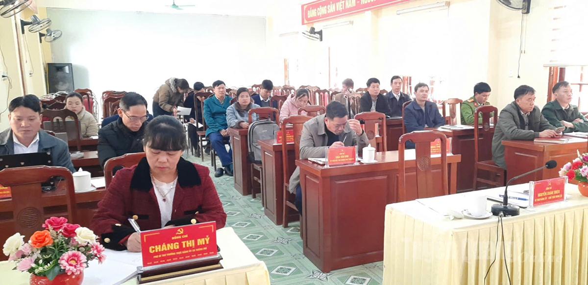 Afgevaardigden woonden de conferentie bij om informatie te bestuderen en te verspreiden op het brugpunt van de gemeente Thang Mo.