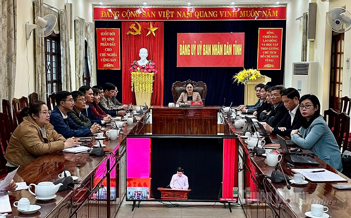 Afgevaardigden die de conferentie bijwonen bij de brug van het Provinciaal Partijcomité. Foto: Ky Dao