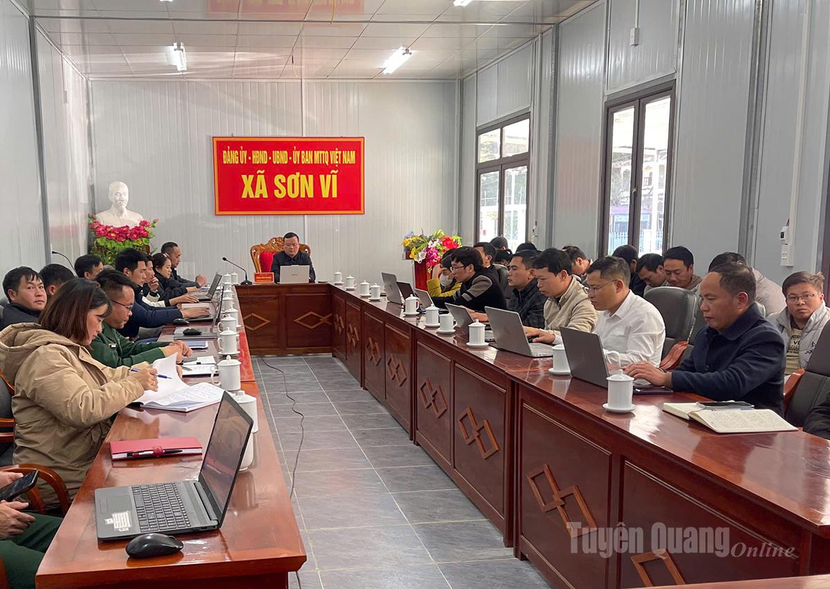 Ambtenaren en partijleden van de gemeente Son Vi woonden de conferentie bij.