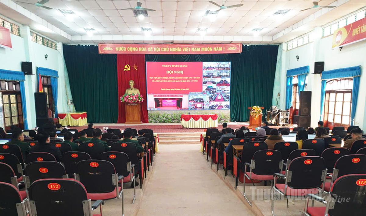 Afgevaardigden aanwezig bij de brug van de gemeente Meo Vac. Foto: Tran Ke