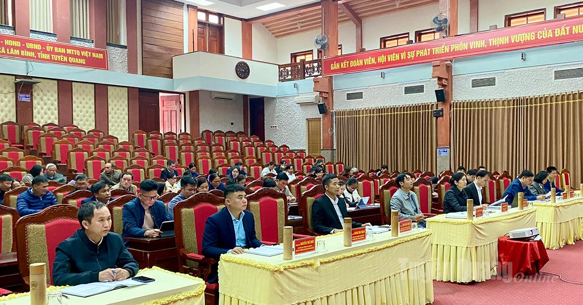 Afgevaardigden aanwezig bij de brug van de gemeente Lam Binh.