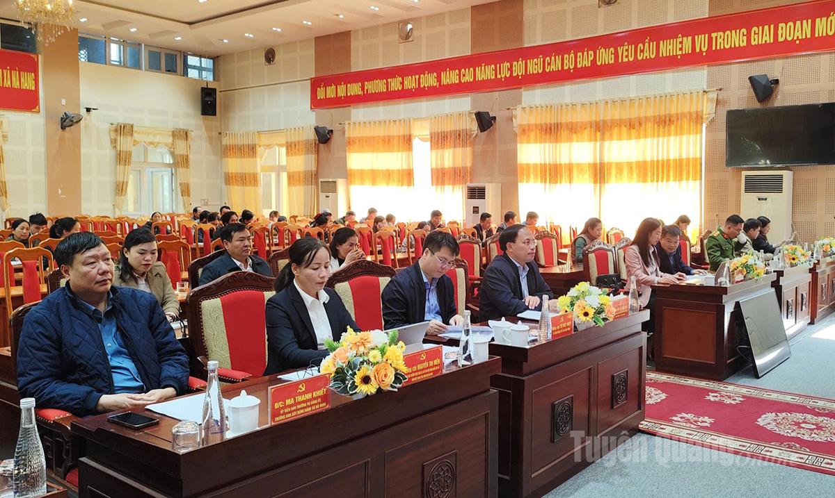 Afgevaardigden wonen de conferentie bij bij de brug van de gemeente Na Hang.