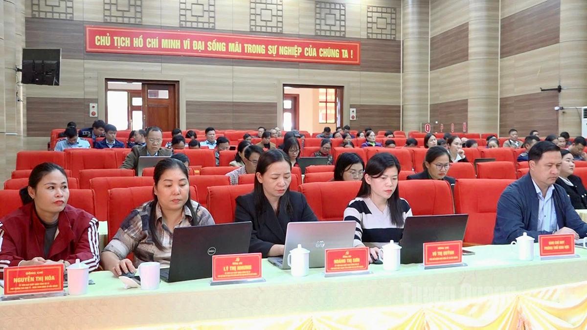 Afgevaardigden woonden de conferentie bij om documenten van het Centraal Comité van de Partij en het Provinciaal Verkiezingsstuurcomité te bestuderen, verspreiden en implementeren bij de brug van de gemeente Bac Quang.