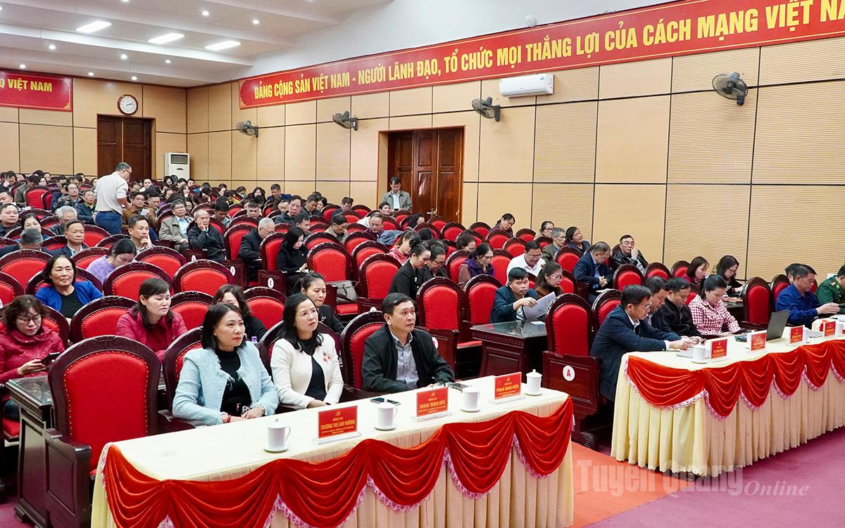 Afgevaardigden woonden de conferentie bij om documenten van het Centraal Comité van de Partij en het Provinciaal Verkiezingsstuurcomité te bestuderen, verspreiden en implementeren op het brugpunt van de wijk Ha Giang 2.