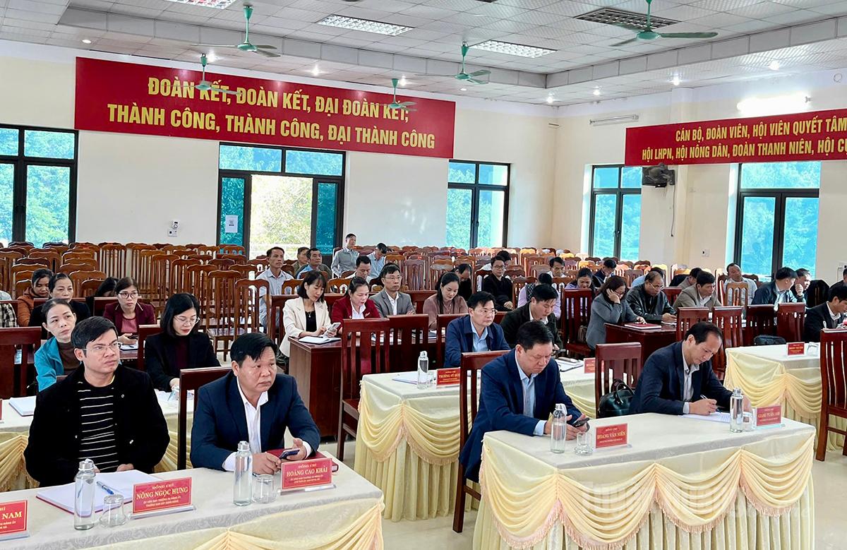 Afgevaardigden wonen de onlineconferentie bij op de gemeentebrug van Tan Trao.