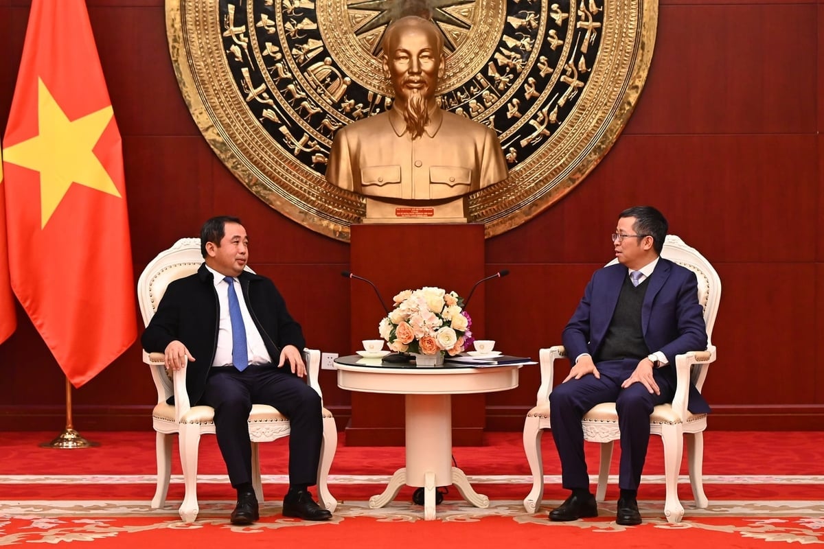 Bộ trưởng Trần Đức Thắng chia sẻ về một số nội dung trong chuyến công tác với Đại sứ Phạm Thanh Bình. Ảnh: Tùng Đinh.