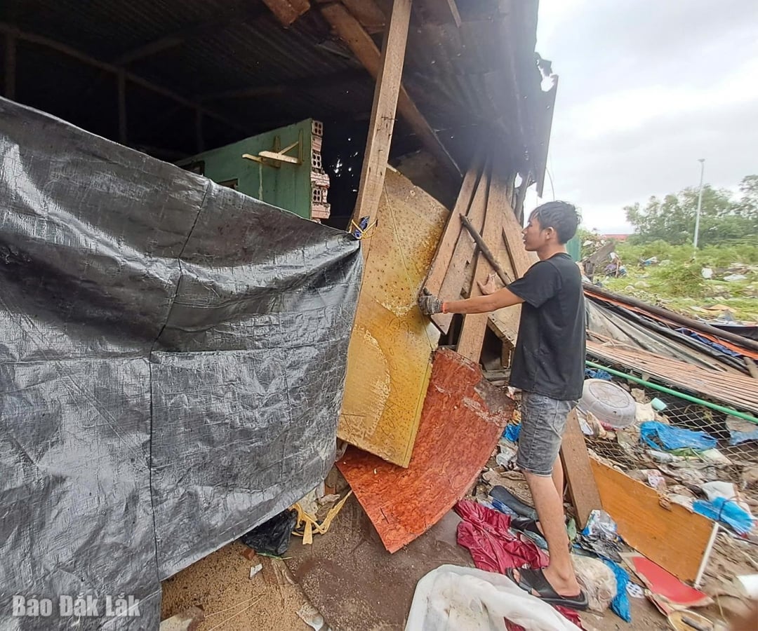 Tuy Hoa semtinde yaşayan bir vatandaşın evi sel nedeniyle hasar gördü.