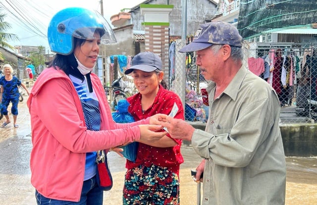 Những nhà giáo vì người dân vùng lũ - Ảnh 1.